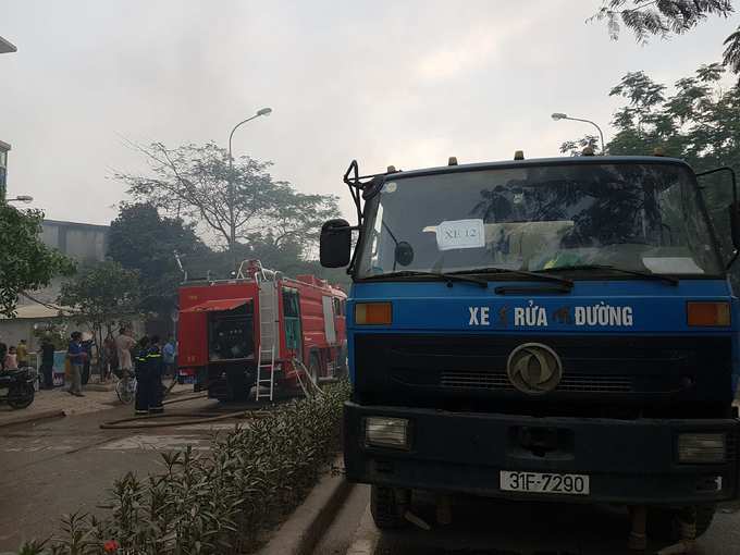 Hàng chục quầy hàng trong khu chợ ở Hà Nội bị thiêu rụi